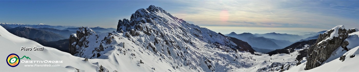 45 Vista panoramica verso il Passo 'La forca', Cima Alben e i pascoli innevati .jpg